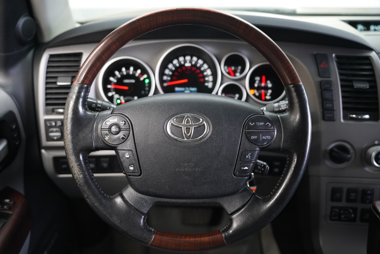 Toyota Sequoia 4WD LV8 FFV 6-Spd AT Platinum (Natl) 2011