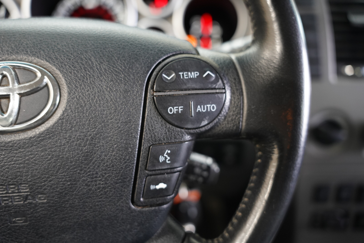 Toyota Sequoia 4WD LV8 FFV 6-Spd AT Platinum (Natl) 2011