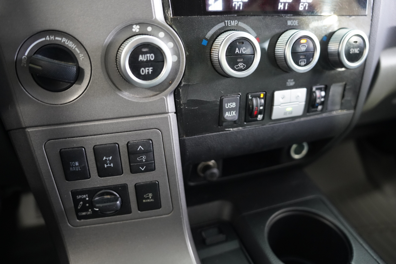 Toyota Sequoia 4WD LV8 FFV 6-Spd AT Platinum (Natl) 2011