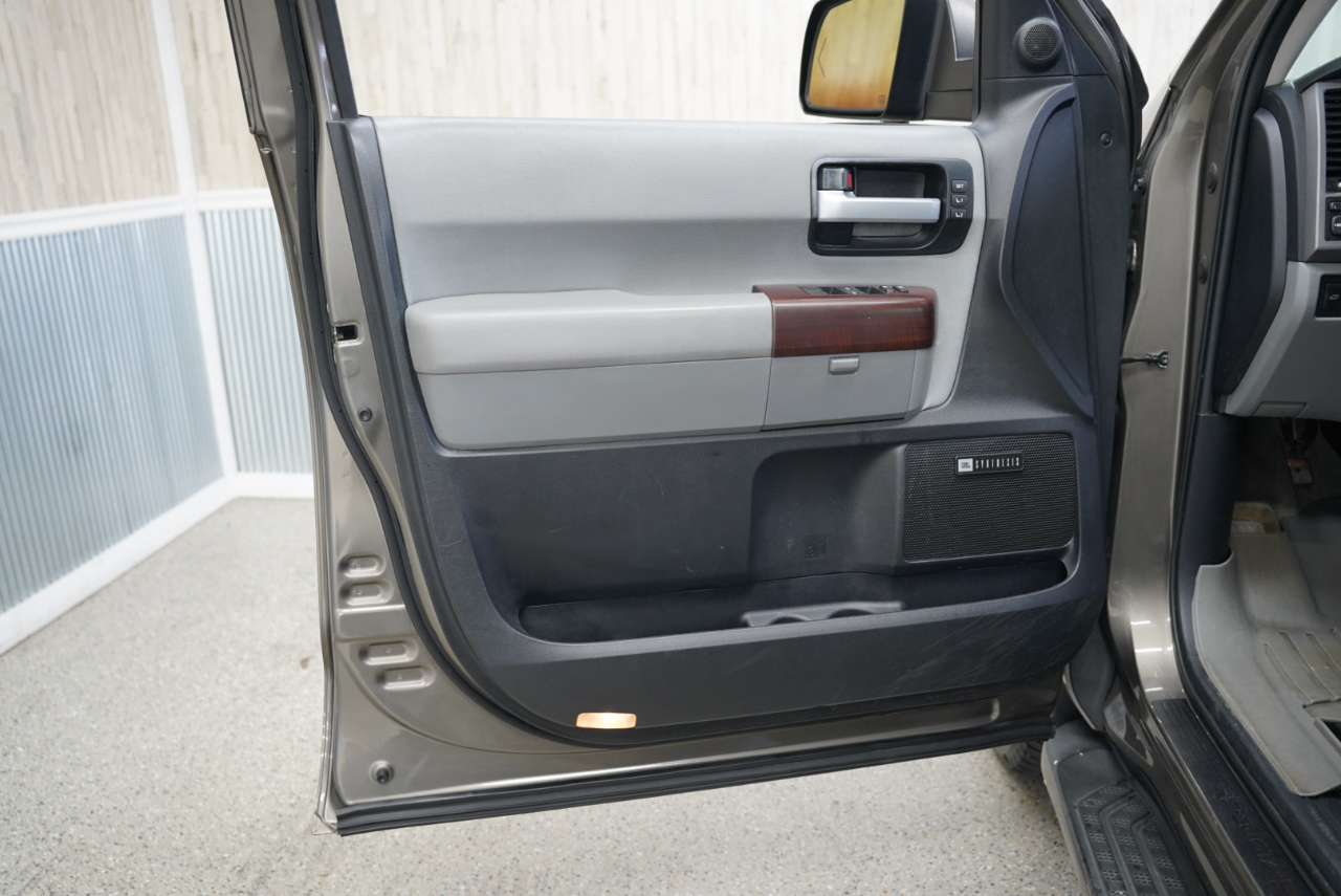 Toyota Sequoia 4WD LV8 FFV 6-Spd AT Platinum (Natl) 2011