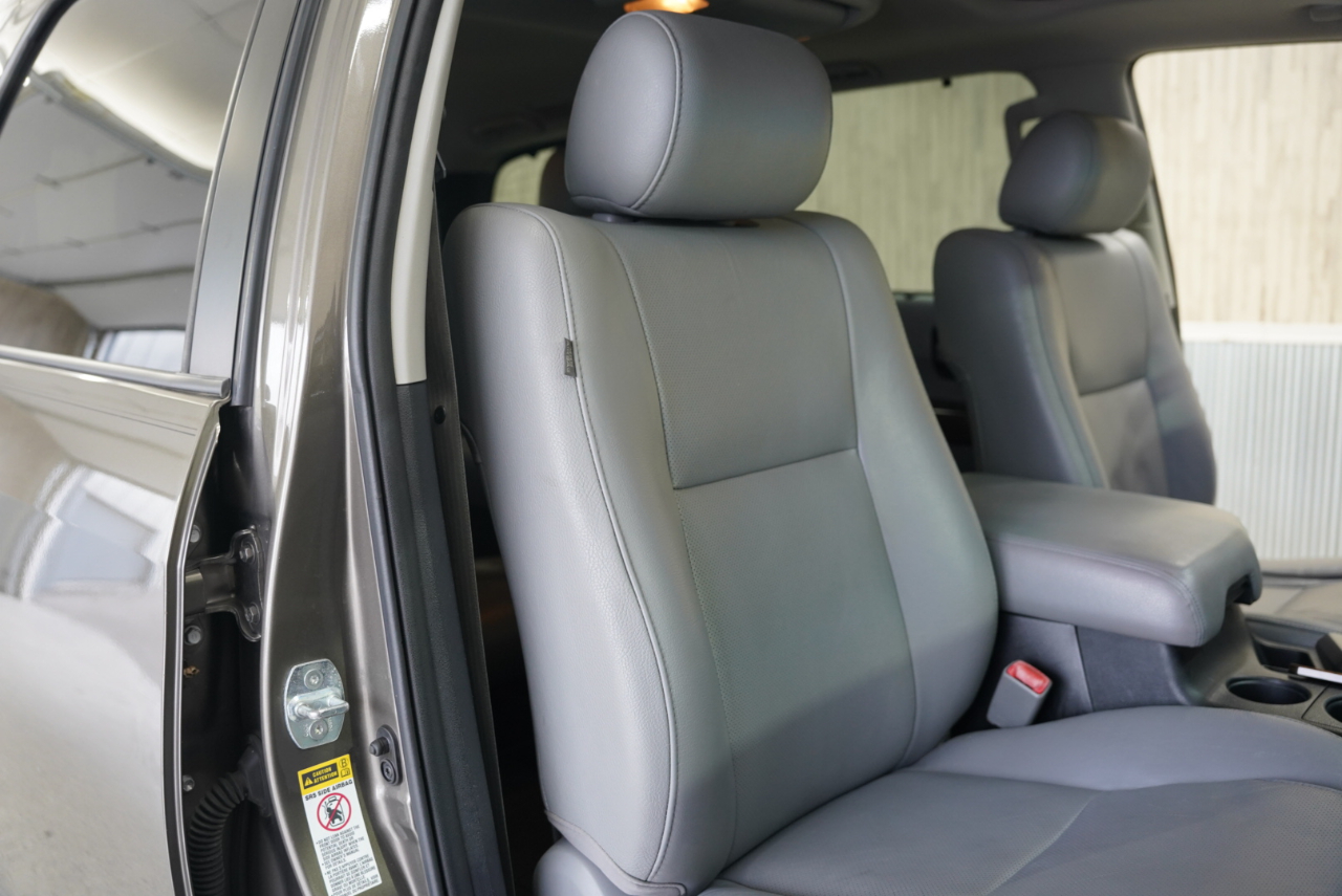 Toyota Sequoia 4WD LV8 FFV 6-Spd AT Platinum (Natl) 2011