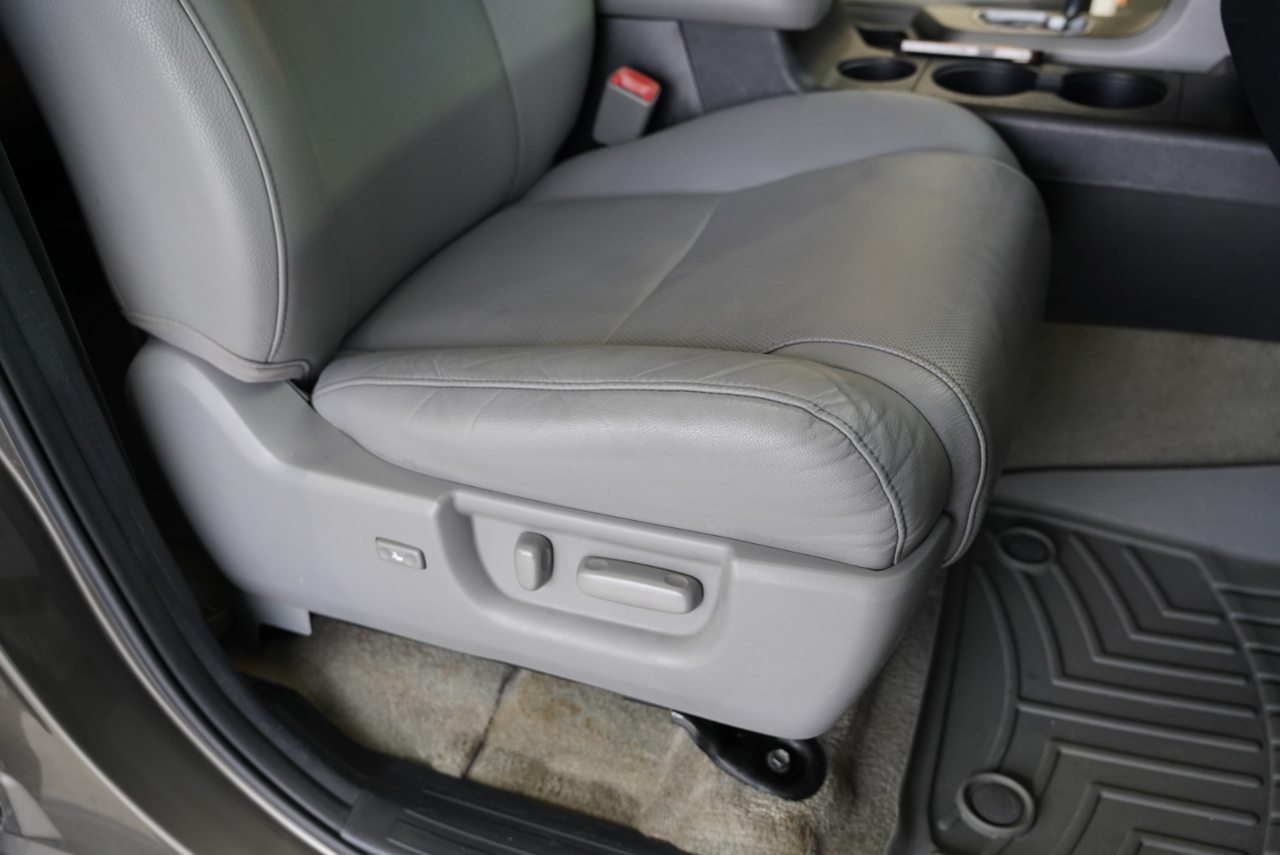 Toyota Sequoia 4WD LV8 FFV 6-Spd AT Platinum (Natl) 2011