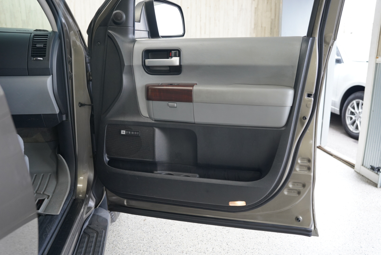 Toyota Sequoia 4WD LV8 FFV 6-Spd AT Platinum (Natl) 2011