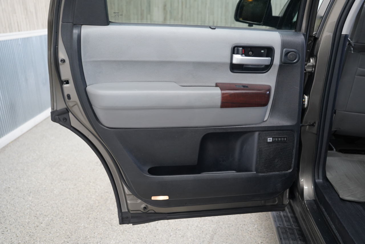 Toyota Sequoia 4WD LV8 FFV 6-Spd AT Platinum (Natl) 2011