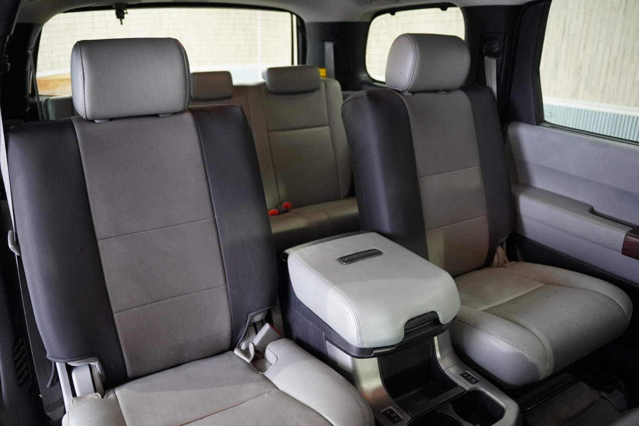 Toyota Sequoia 4WD LV8 FFV 6-Spd AT Platinum (Natl) 2011