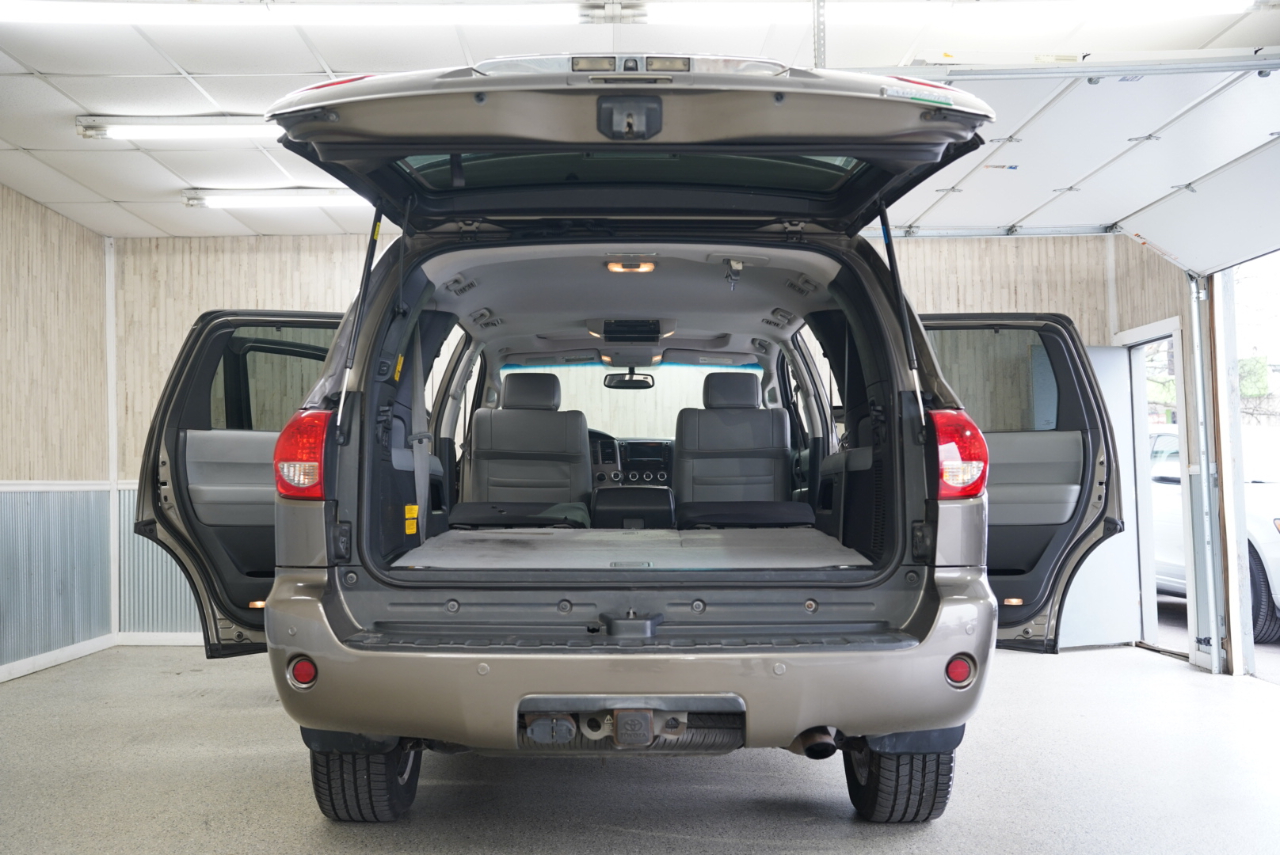 Toyota Sequoia 4WD LV8 FFV 6-Spd AT Platinum (Natl) 2011