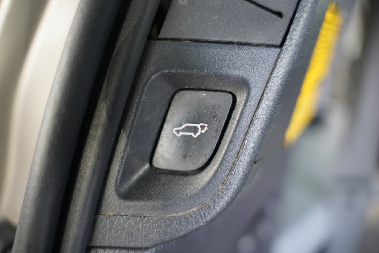 Toyota Sequoia 4WD LV8 FFV 6-Spd AT Platinum (Natl) 2011