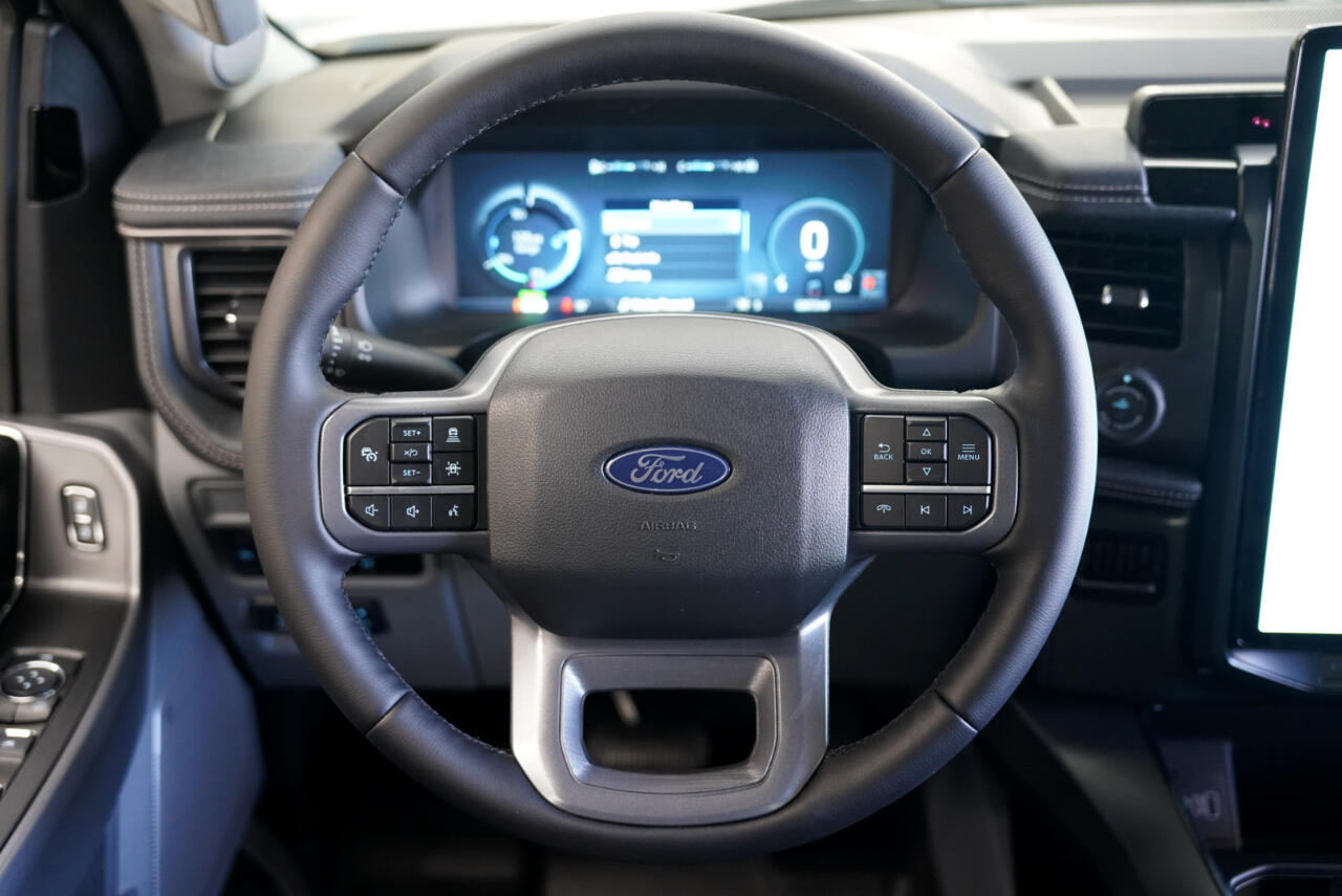 Ford F-150 Lightning Flash 4WD SuperCrew 5.5' Box 2025