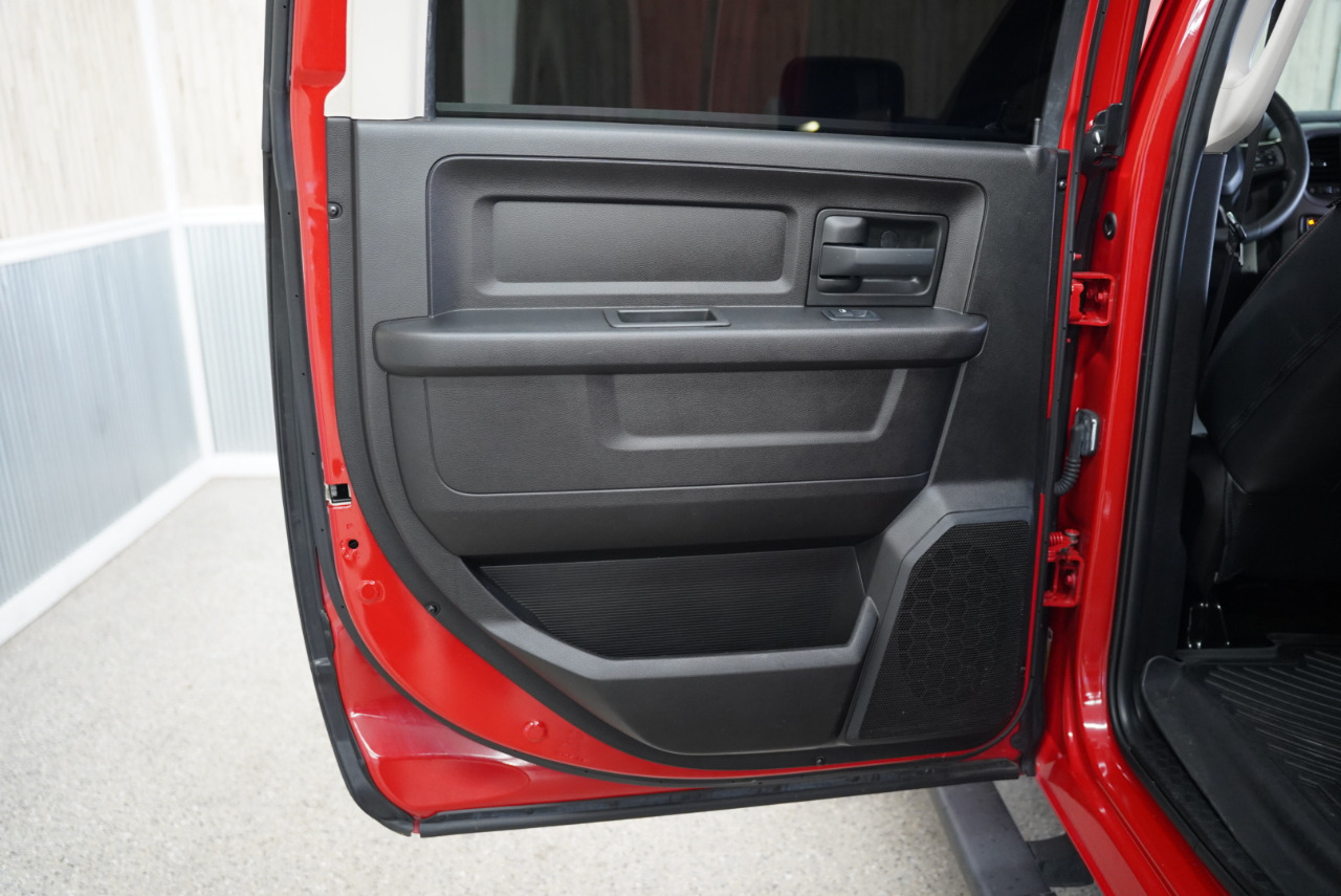 RAM 1500 Classic Express 4x4 Crew Cab 5'7" Box 2019