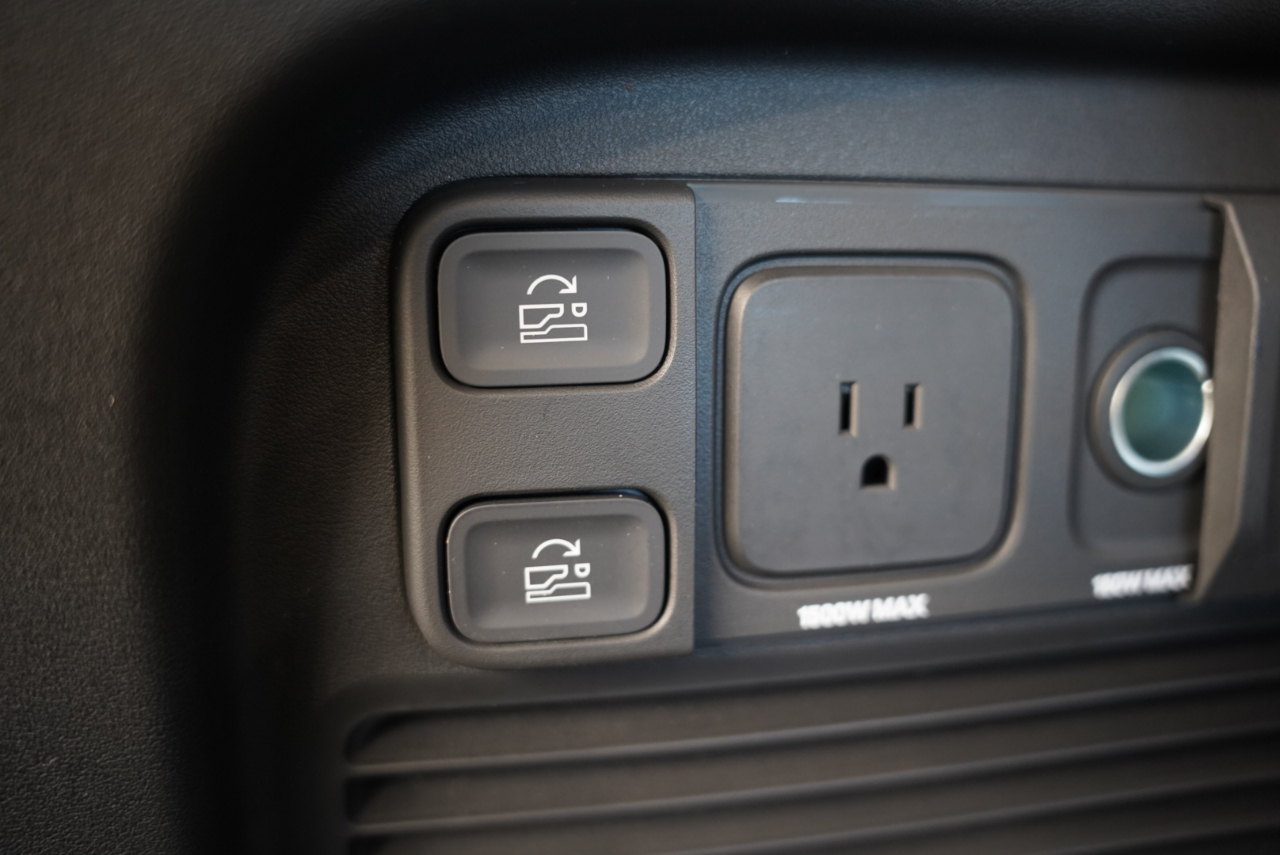 Rivian R1S Adventure Quad-Motor Large Pack 2023