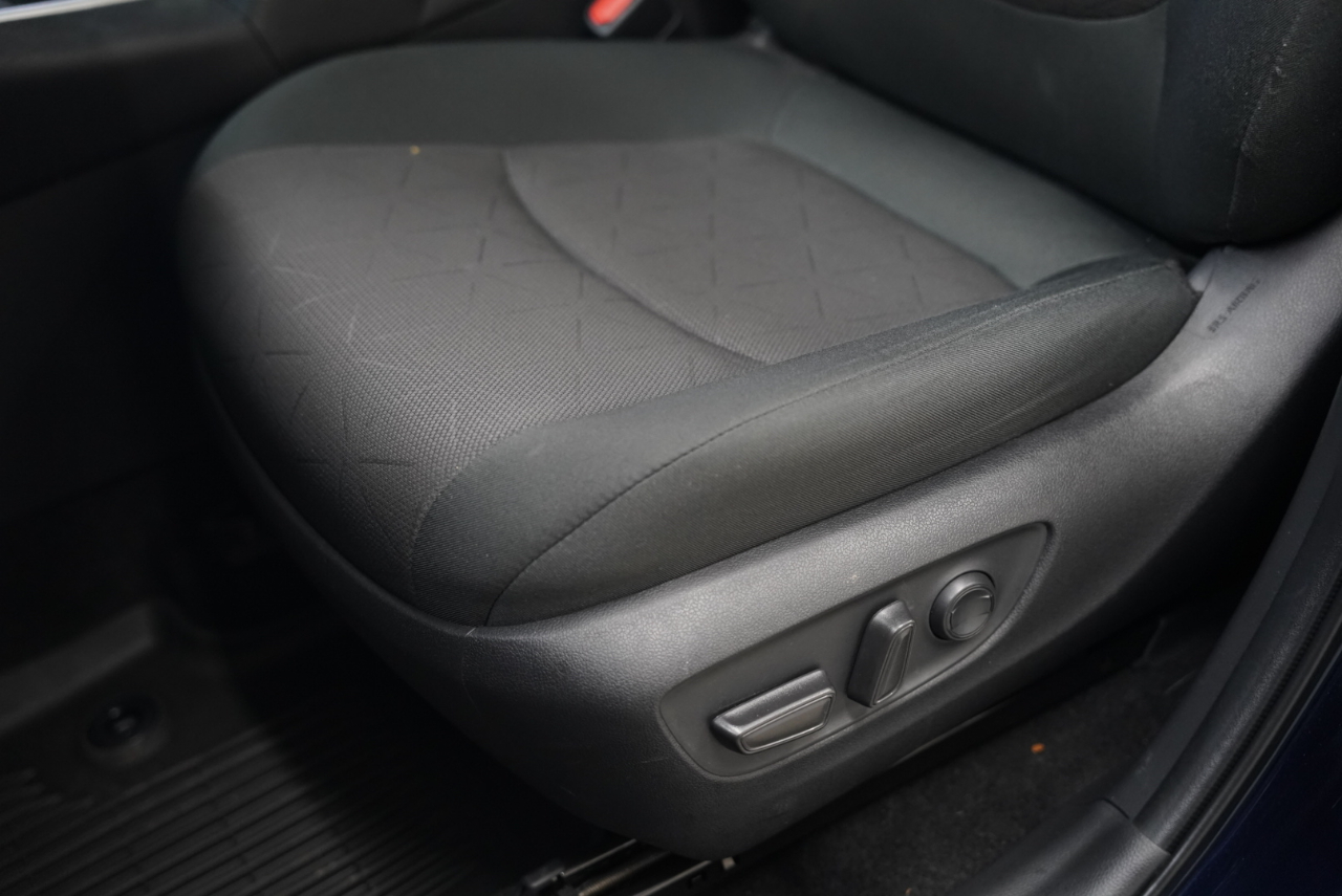 Toyota RAV4 Hybrid XLE AWD (Natl) 2024