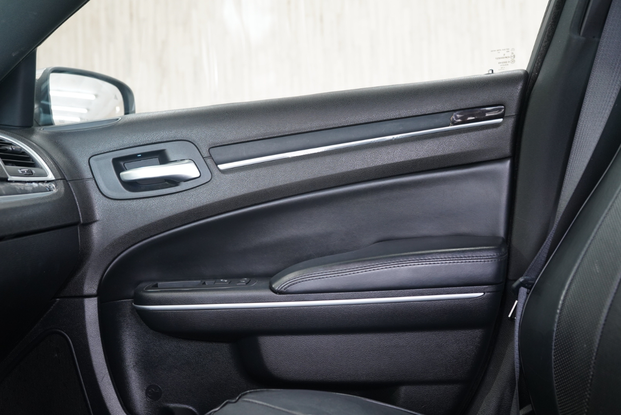 Chrysler 300 4dr Sdn 300C RWD 2014