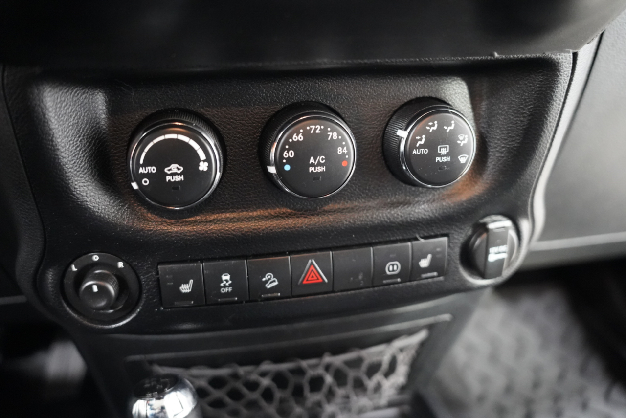 Jeep Wrangler Unlimited 4WD 4dr Sahara 2012