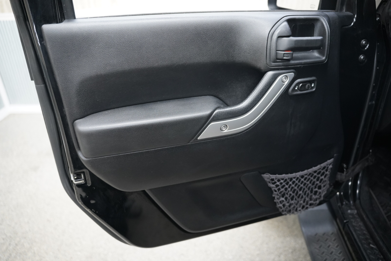 Jeep Wrangler Unlimited 4WD 4dr Sahara 2012