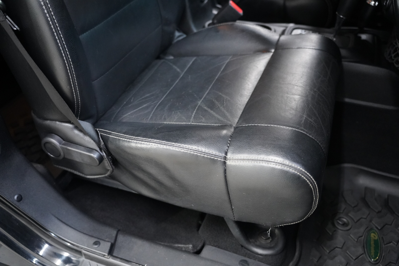 Jeep Wrangler Unlimited 4WD 4dr Sahara 2012