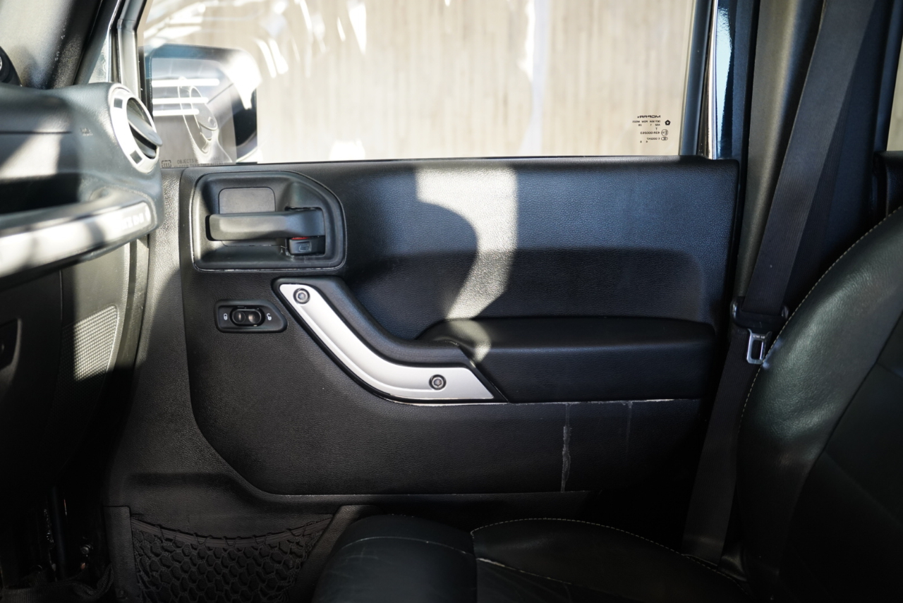 Jeep Wrangler Unlimited 4WD 4dr Sahara 2012