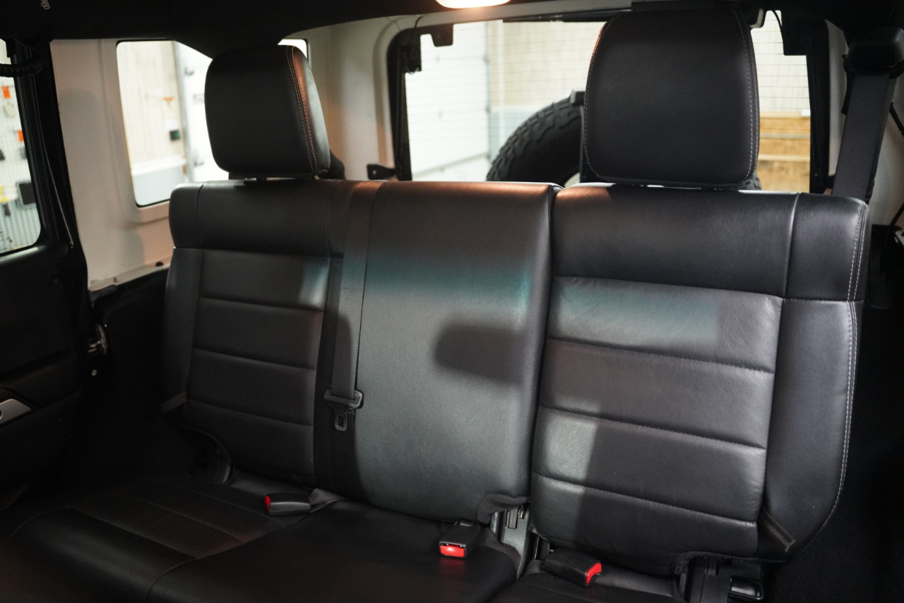 Jeep Wrangler Unlimited 4WD 4dr Sahara 2012