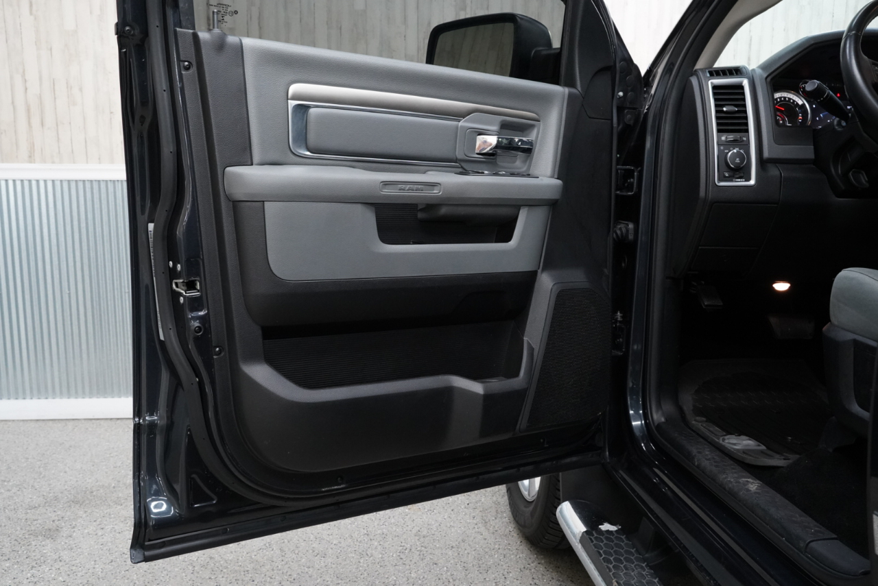 RAM 1500 Big Horn 4x4 Crew Cab 5'7" Box 2017