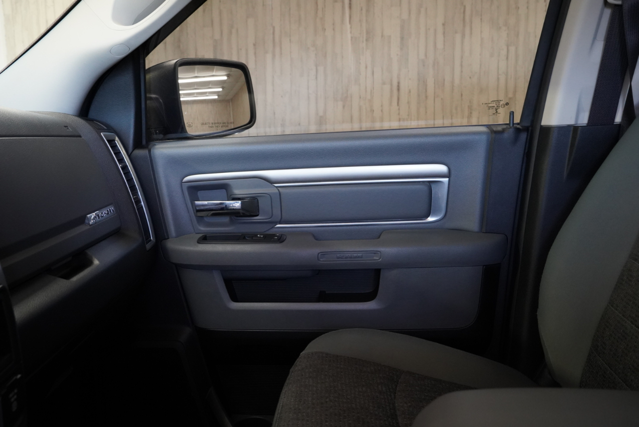 RAM 1500 Big Horn 4x4 Crew Cab 5'7" Box 2017