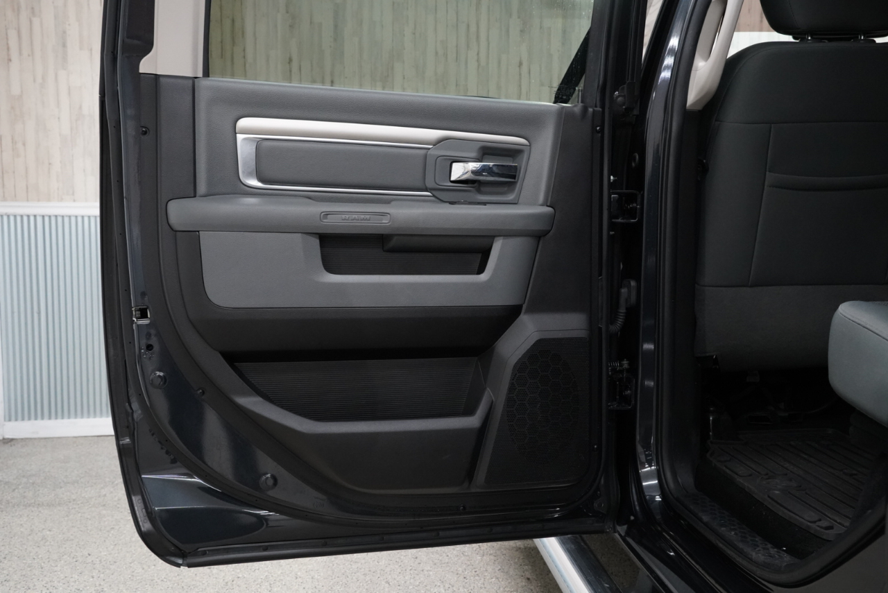 RAM 1500 Big Horn 4x4 Crew Cab 5'7" Box 2017