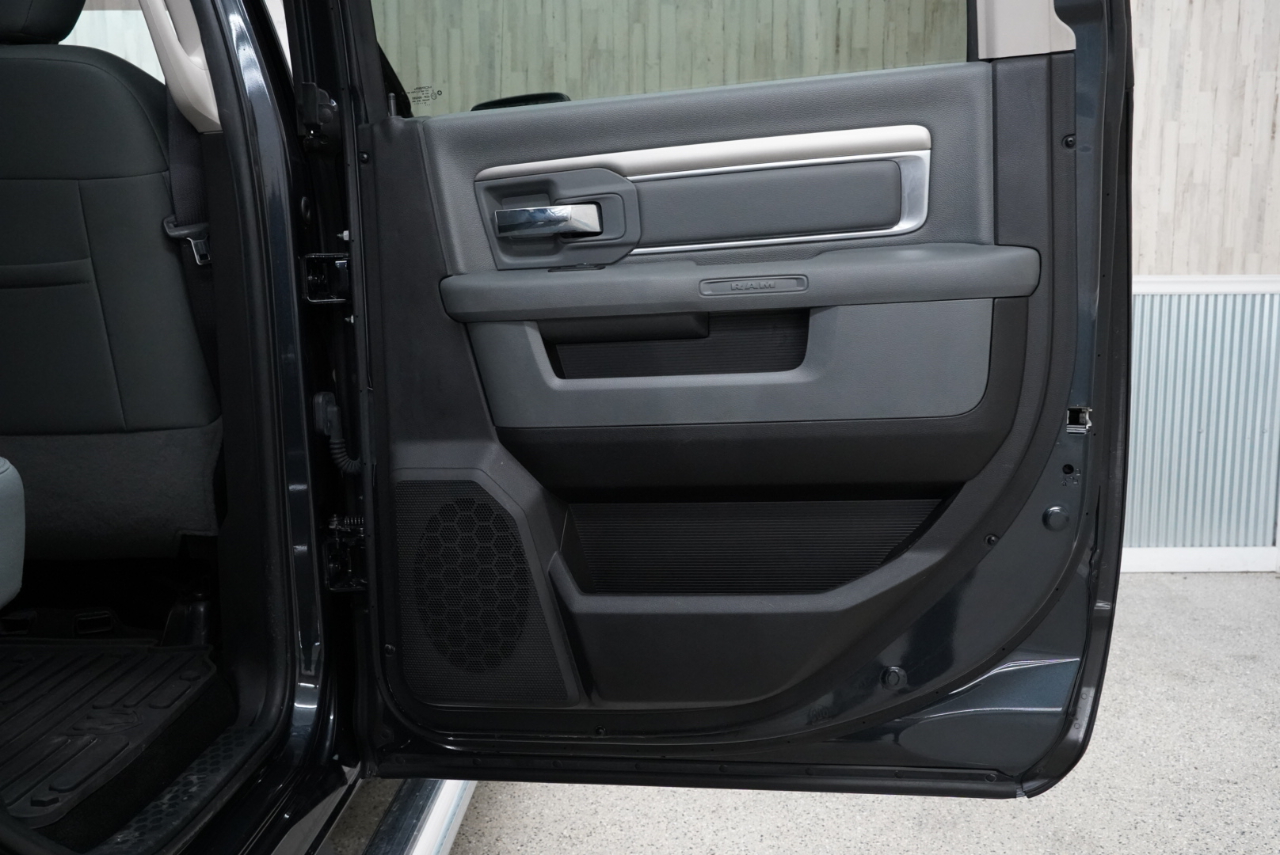 RAM 1500 Big Horn 4x4 Crew Cab 5'7" Box 2017