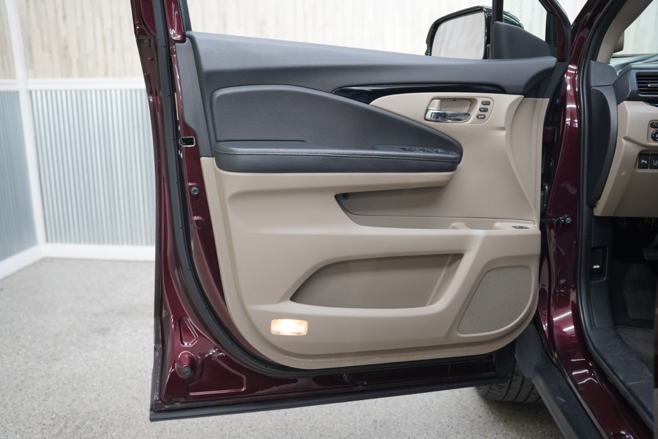 Honda Pilot AWD 4dr Touring w/RES & Navi 2016