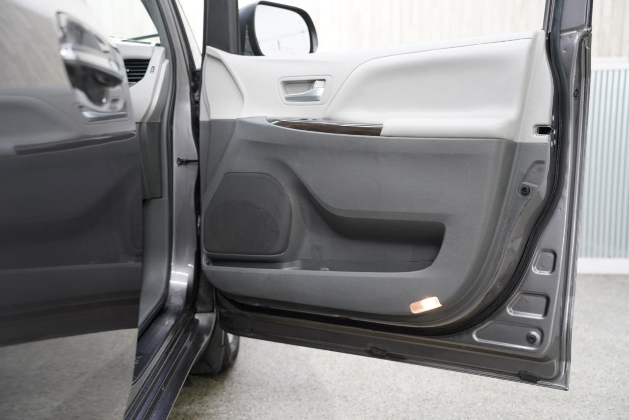 Toyota Sienna XLE AWD 7-Passenger (Natl) 2017