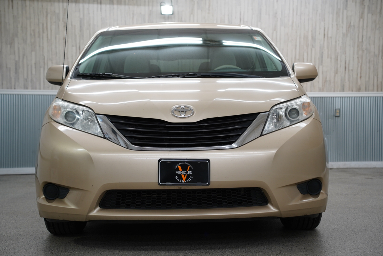 Toyota Sienna 5dr 7-Pass Van V6 LE FWD (Natl) 2012