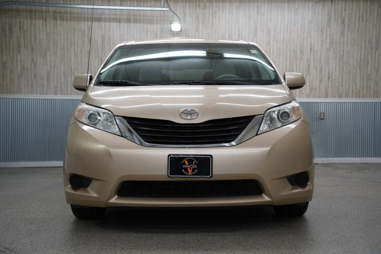 Toyota Sienna 5dr 7-Pass Van V6 LE FWD (Natl) 2012