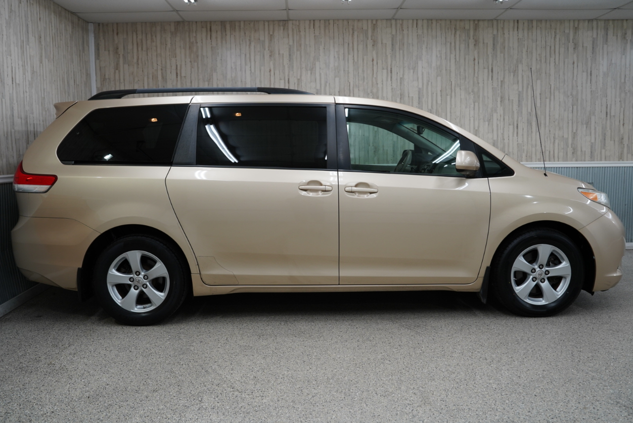 Toyota Sienna 5dr 7-Pass Van V6 LE FWD (Natl) 2012