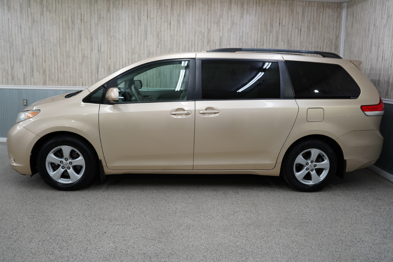Toyota Sienna 5dr 7-Pass Van V6 LE FWD (Natl) 2012