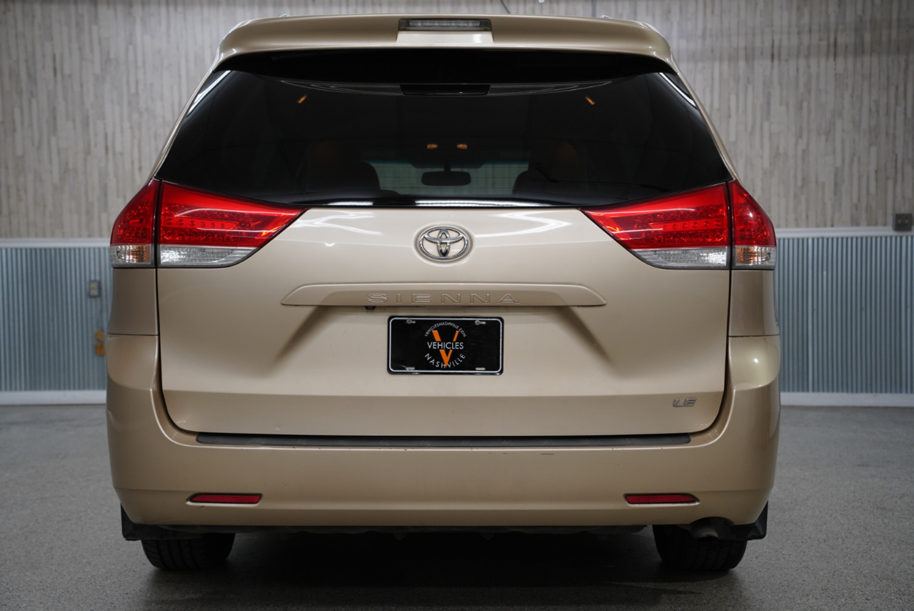 Toyota Sienna 5dr 7-Pass Van V6 LE FWD (Natl) 2012