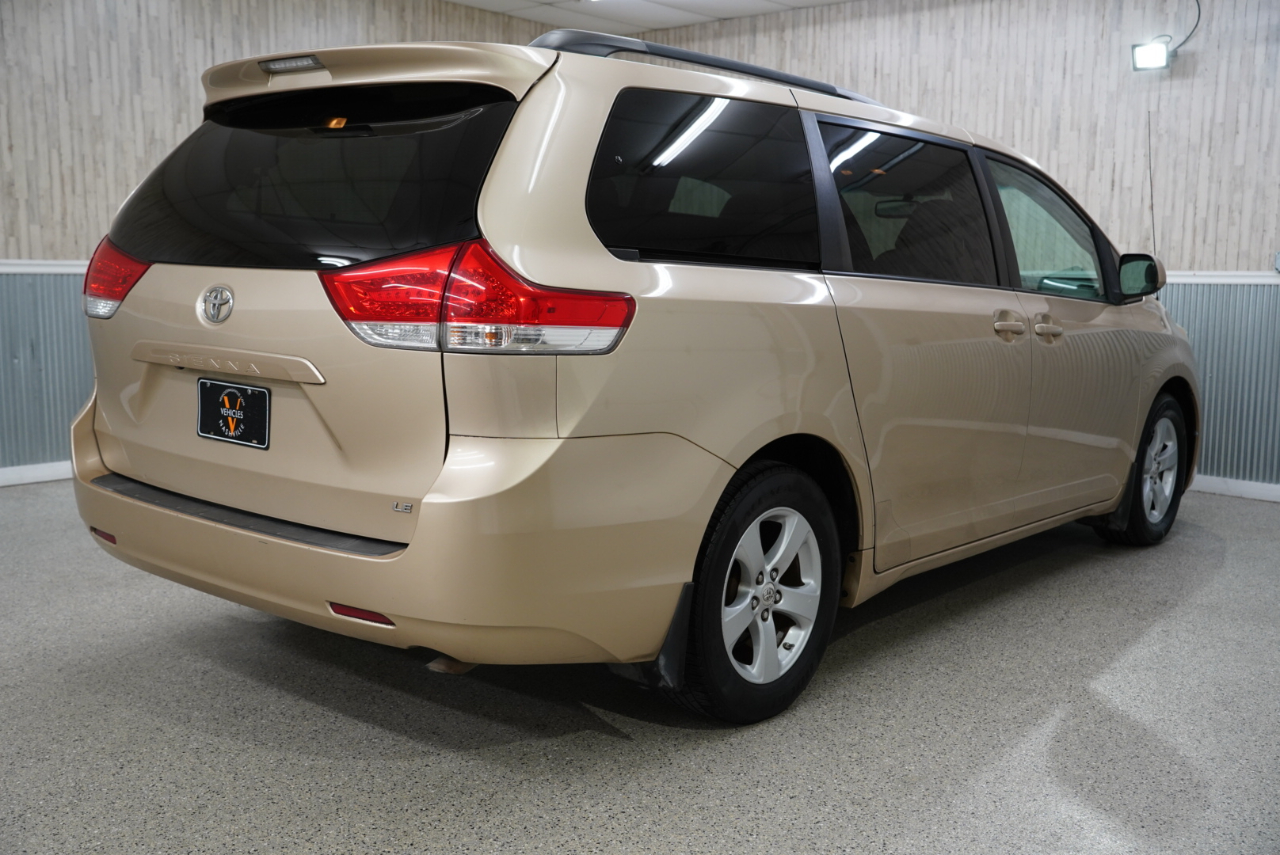 Toyota Sienna 5dr 7-Pass Van V6 LE FWD (Natl) 2012