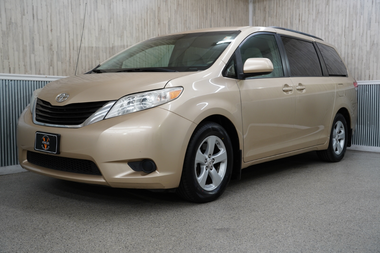 Toyota Sienna 5dr 7-Pass Van V6 LE FWD (Natl) 2012