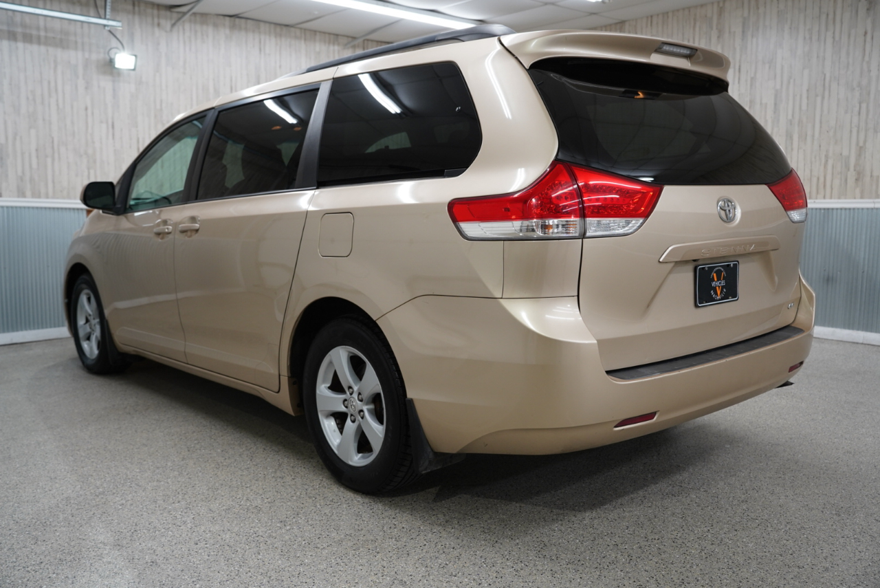Toyota Sienna 5dr 7-Pass Van V6 LE FWD (Natl) 2012
