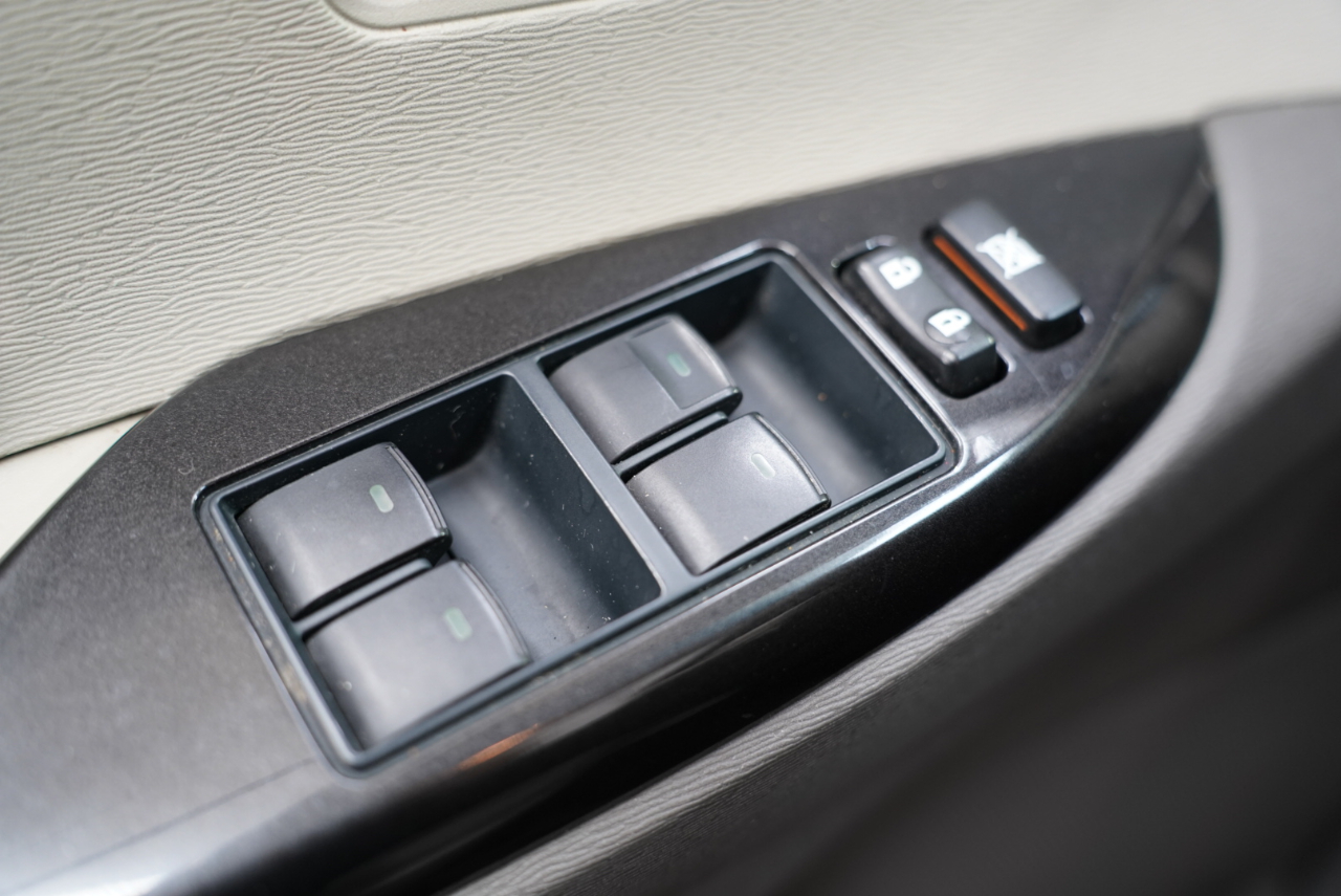 Toyota Sienna 5dr 7-Pass Van V6 LE FWD (Natl) 2012