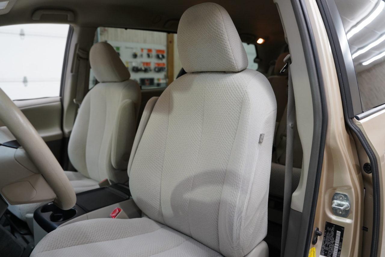 Toyota Sienna 5dr 7-Pass Van V6 LE FWD (Natl) 2012