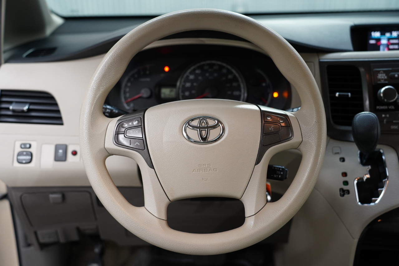 Toyota Sienna 5dr 7-Pass Van V6 LE FWD (Natl) 2012