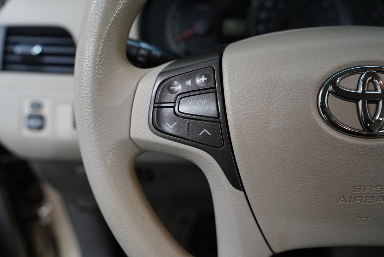 Toyota Sienna 5dr 7-Pass Van V6 LE FWD (Natl) 2012