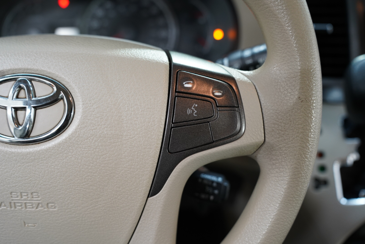 Toyota Sienna 5dr 7-Pass Van V6 LE FWD (Natl) 2012