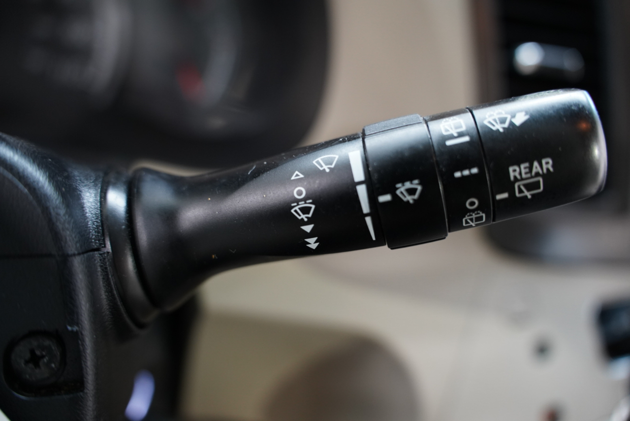 Toyota Sienna 5dr 7-Pass Van V6 LE FWD (Natl) 2012