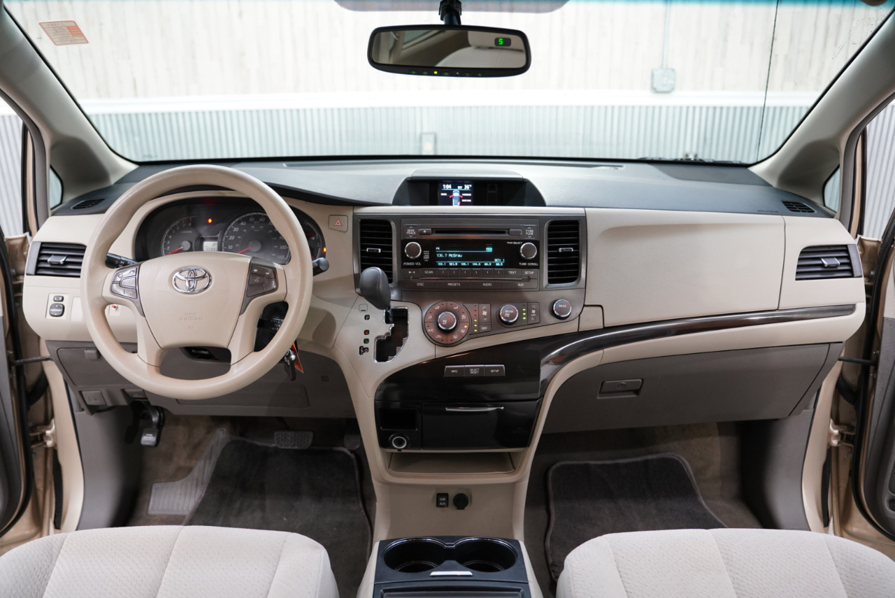 Toyota Sienna 5dr 7-Pass Van V6 LE FWD (Natl) 2012