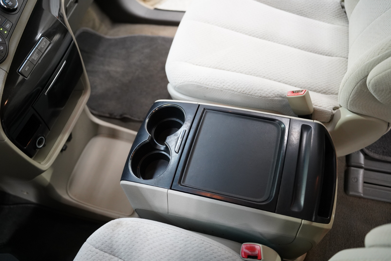 Toyota Sienna 5dr 7-Pass Van V6 LE FWD (Natl) 2012