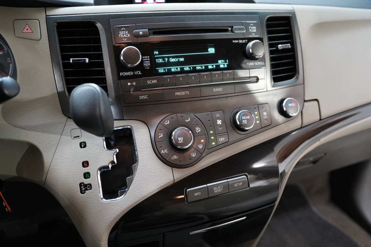 Toyota Sienna 5dr 7-Pass Van V6 LE FWD (Natl) 2012