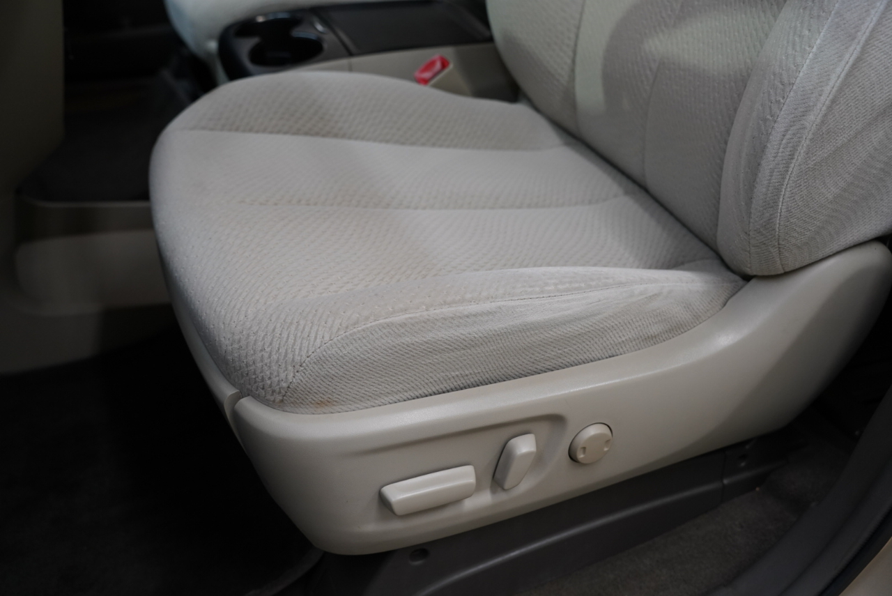 Toyota Sienna 5dr 7-Pass Van V6 LE FWD (Natl) 2012