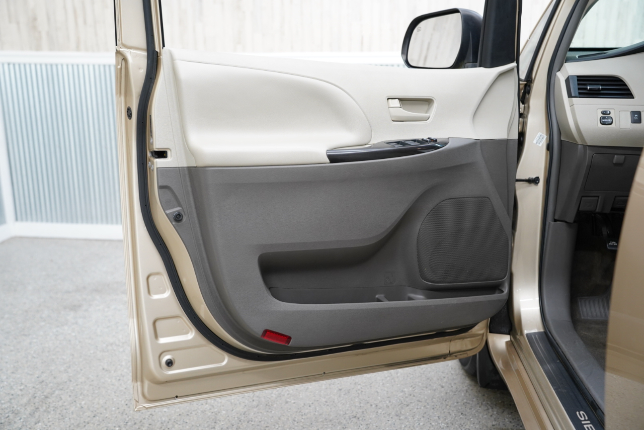 Toyota Sienna 5dr 7-Pass Van V6 LE FWD (Natl) 2012