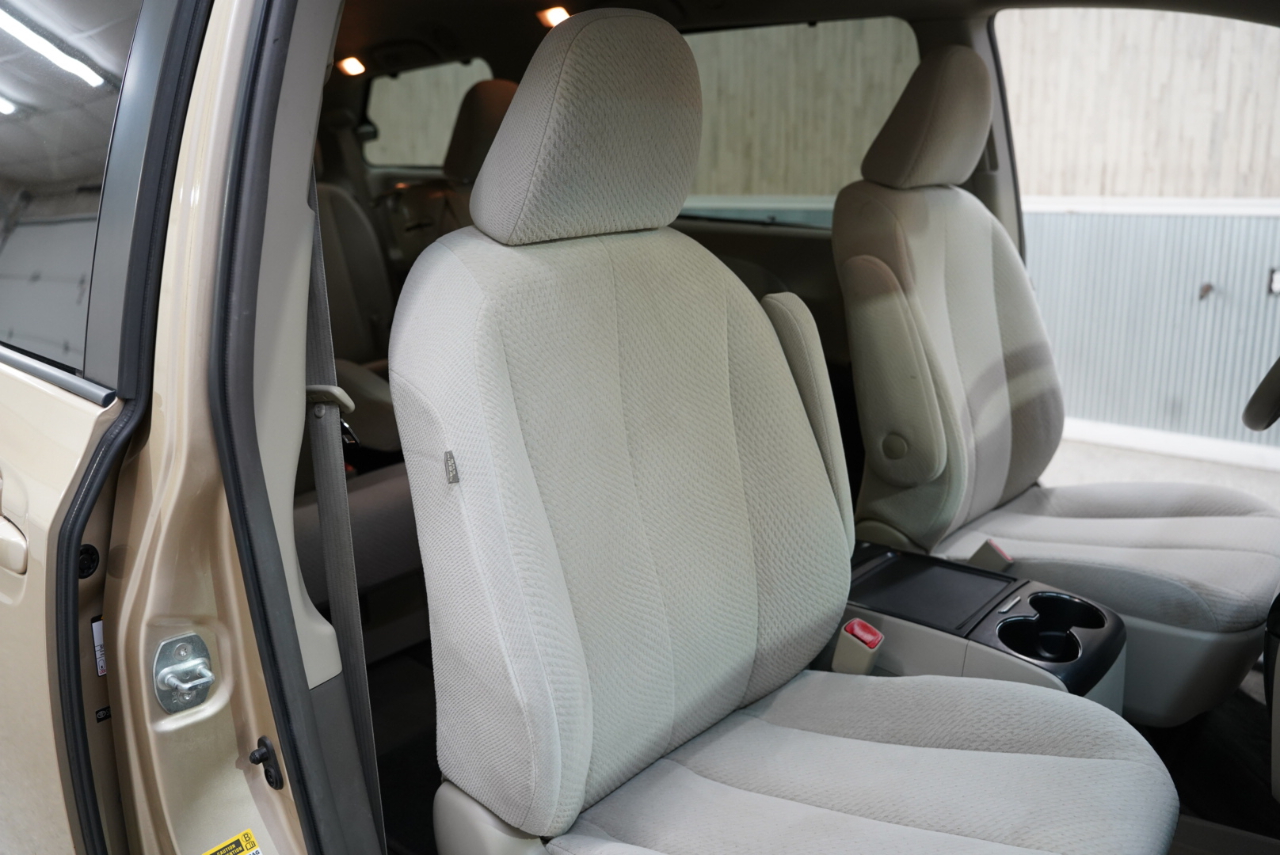 Toyota Sienna 5dr 7-Pass Van V6 LE FWD (Natl) 2012