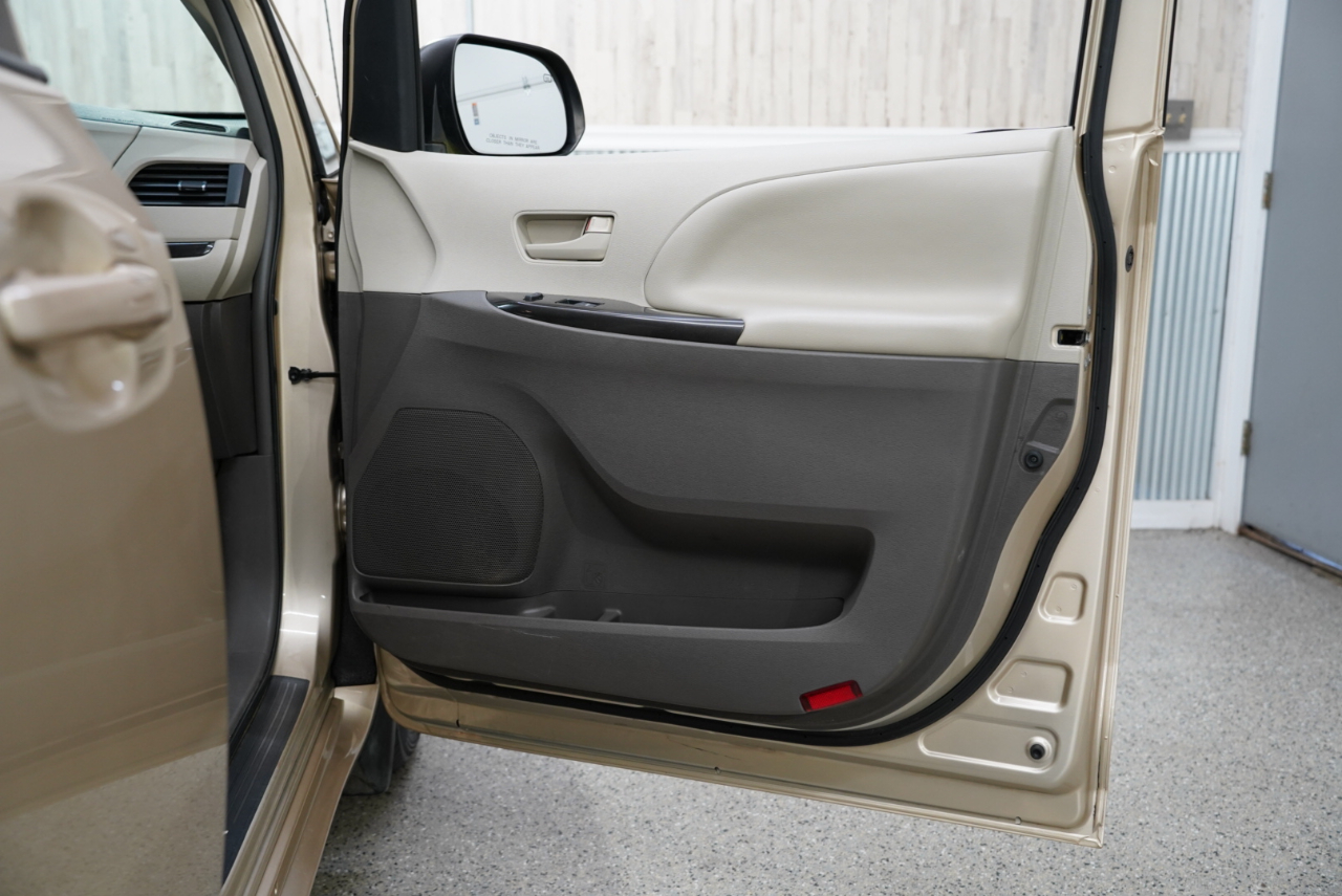 Toyota Sienna 5dr 7-Pass Van V6 LE FWD (Natl) 2012