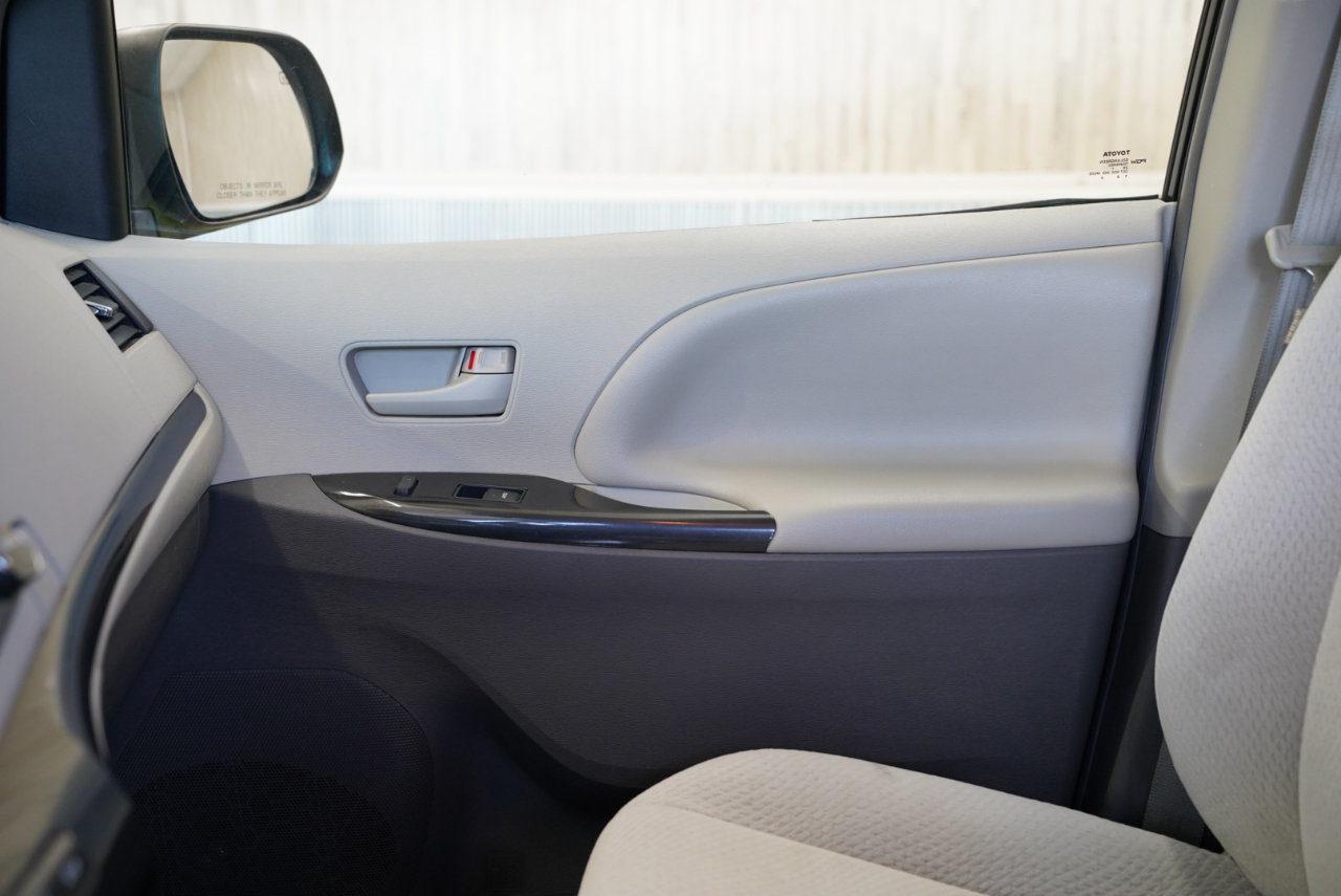 Toyota Sienna 5dr 7-Pass Van V6 LE FWD (Natl) 2012