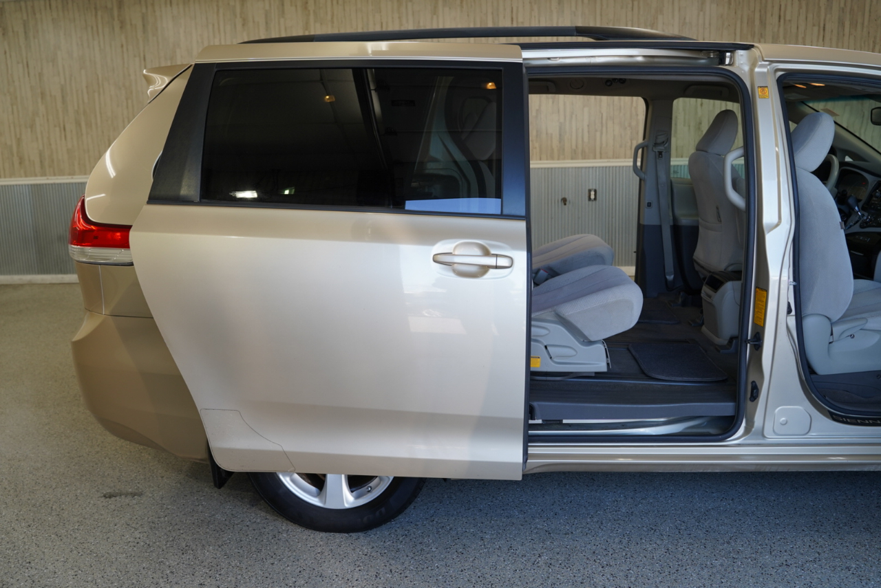 Toyota Sienna 5dr 7-Pass Van V6 LE FWD (Natl) 2012